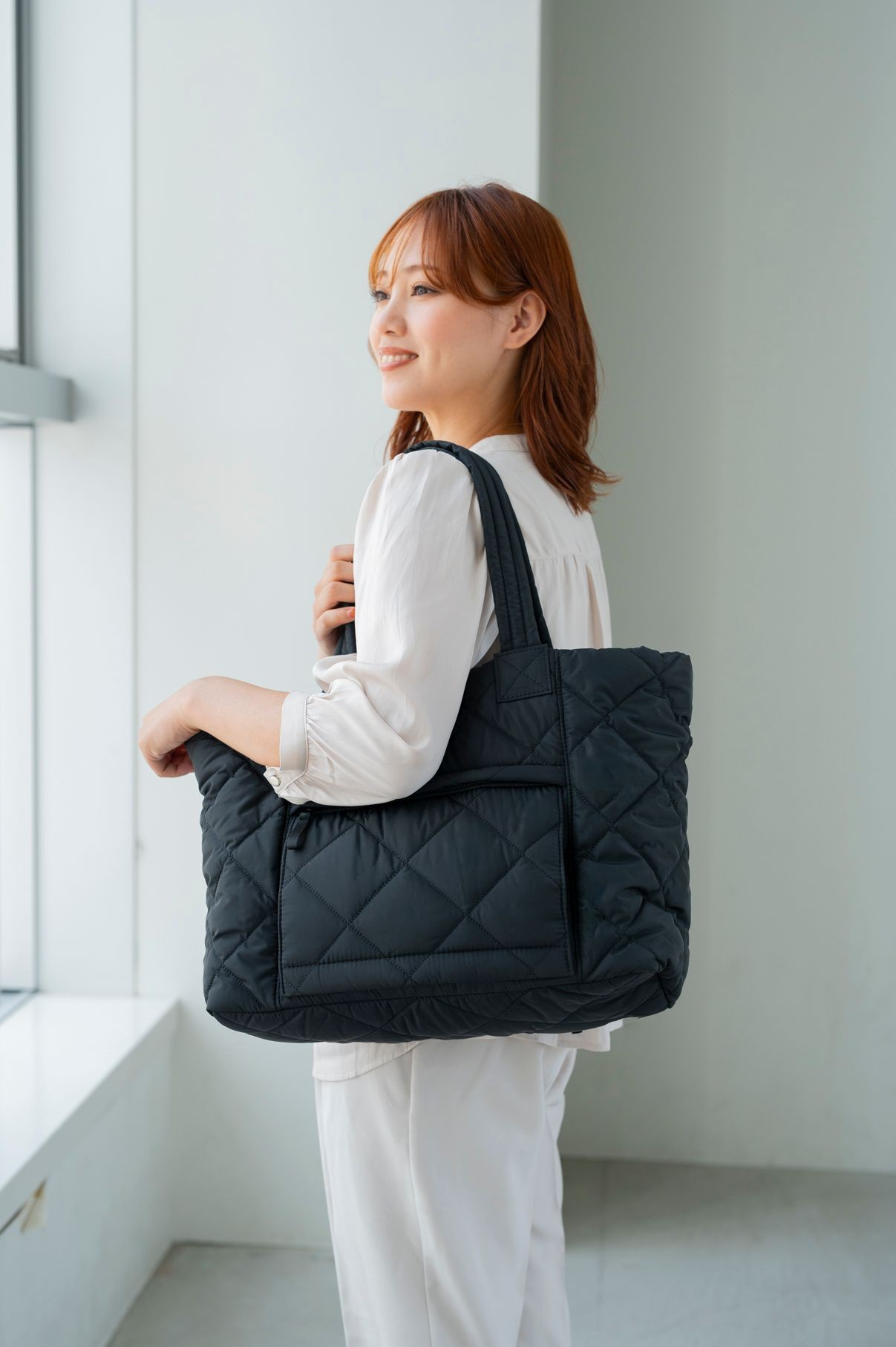 AMELIE マザーズバッグ ブラック 着用イメージ（身長160cm）